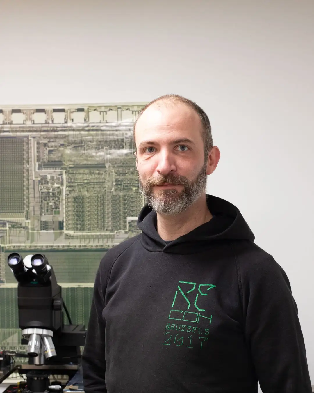 Profile picture of Olivier Thomas with a microscope behind